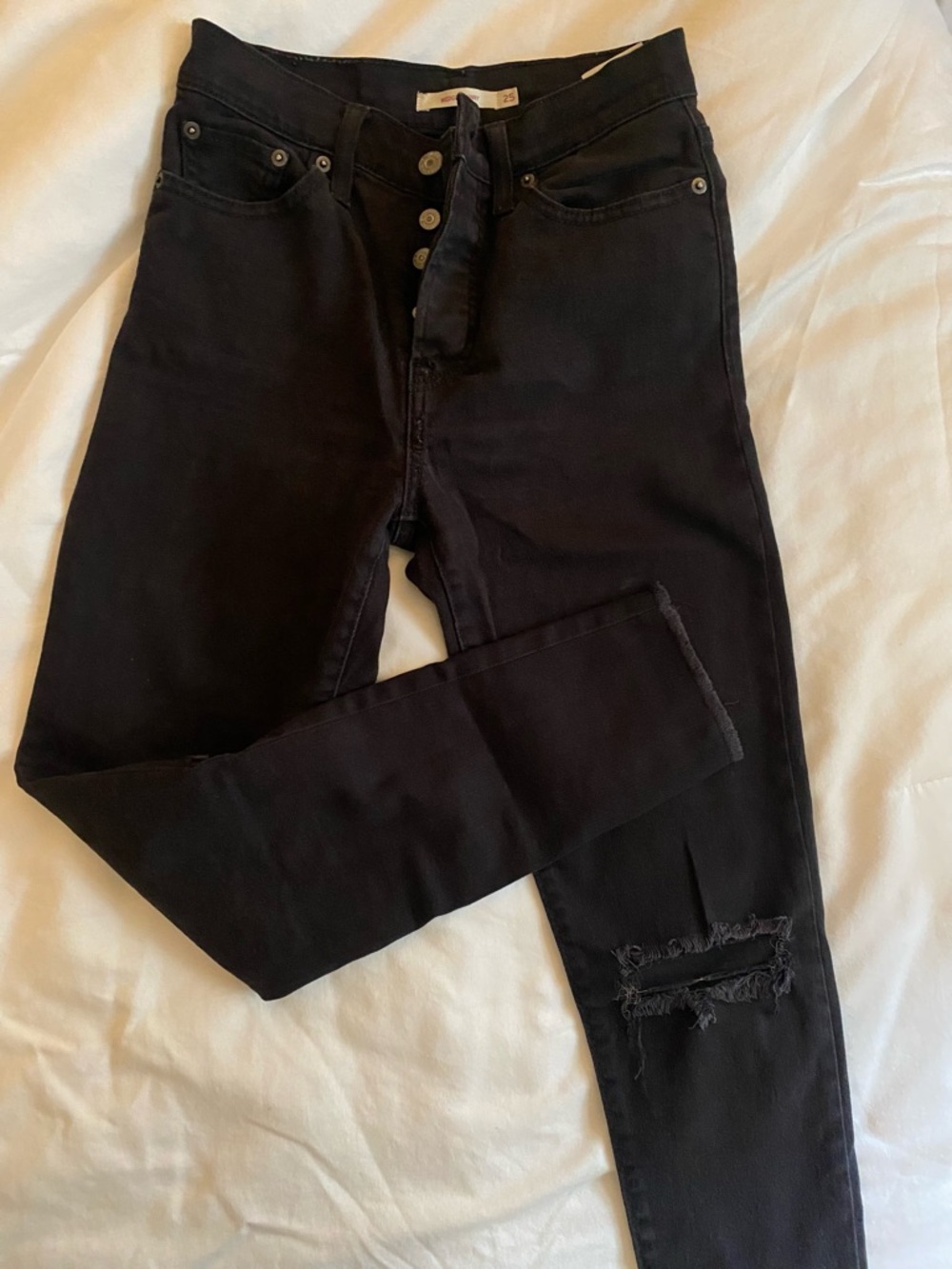 Black Levi’s Wedgie Skinny Distressed Jeans